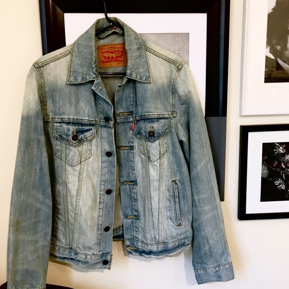 Levi’s light wash denim jacket